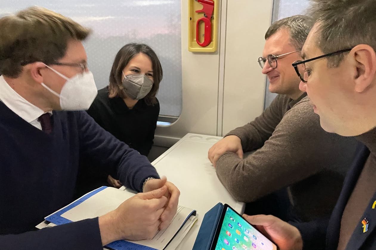 Kiew: Außenministerin Annalena Baerbock sitzt während ihrer Reise in die Ostukraine bei einem bilateralen Treffen mit dem ukrainischen Außenminister Dmytro Kuleba (2.v.r.) im Intercity Express 722 von Kiew nach Charkiw.