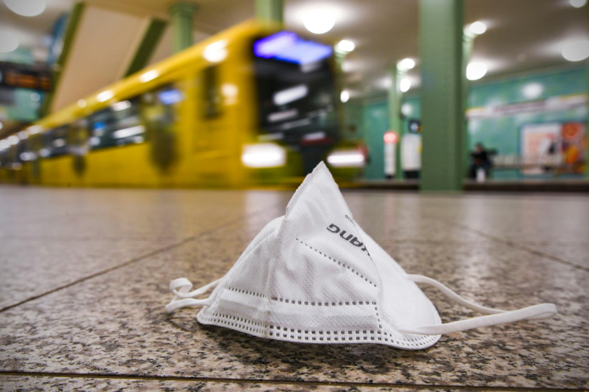 Maske auf dem Boden in Berliner U-Bahnhof