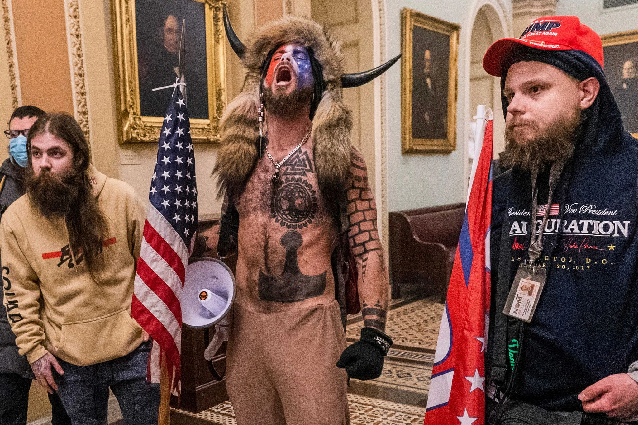 ARCHIV - Der «Schamane» war mit anderen bis in den Sitzungssaal des Senats in Washington vorgedrungen.  