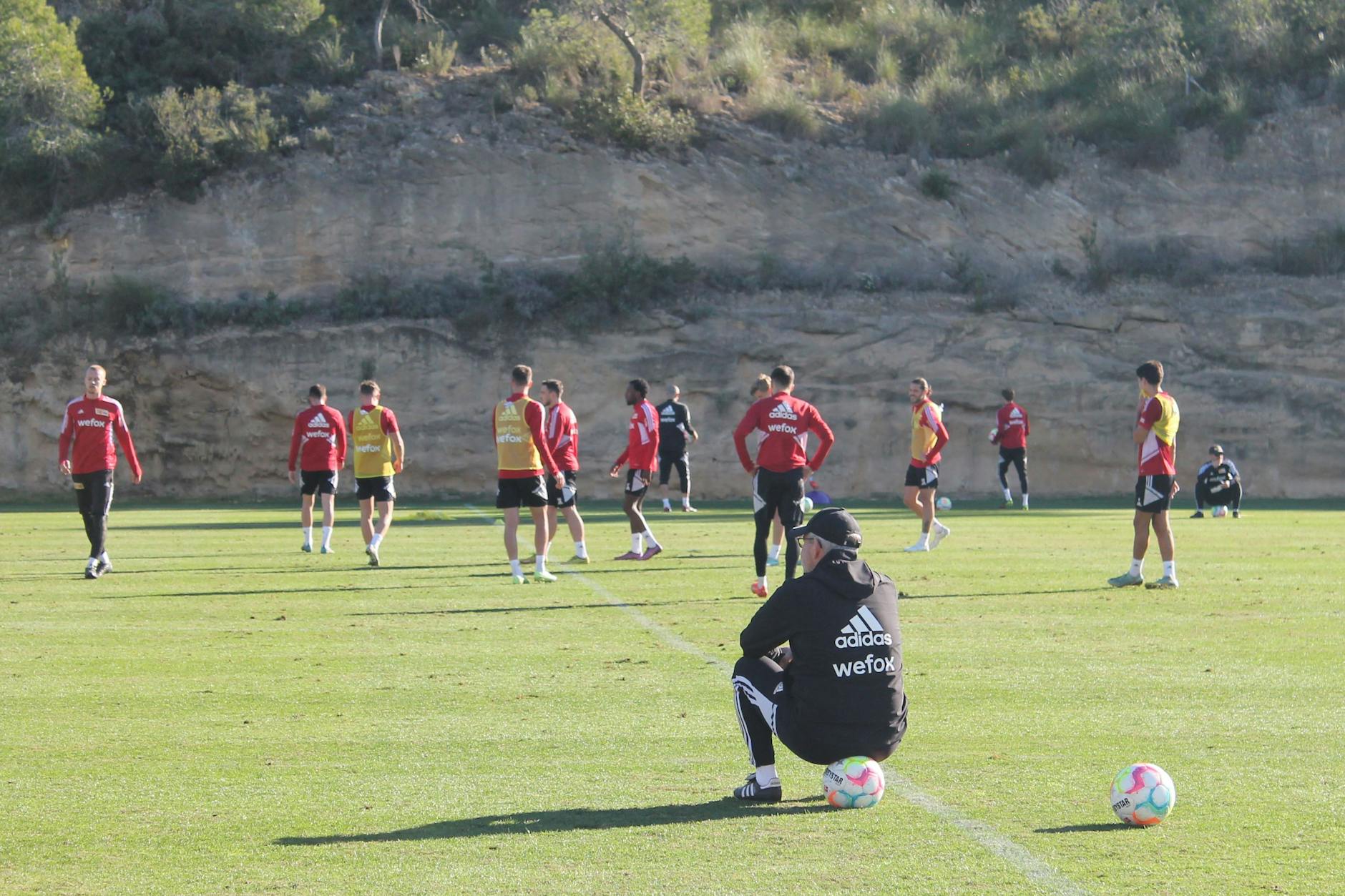 Urs Fischer, oft auf einem Ball sitzend, beobachtete seine Spieler im Campoamor-Camp genau.