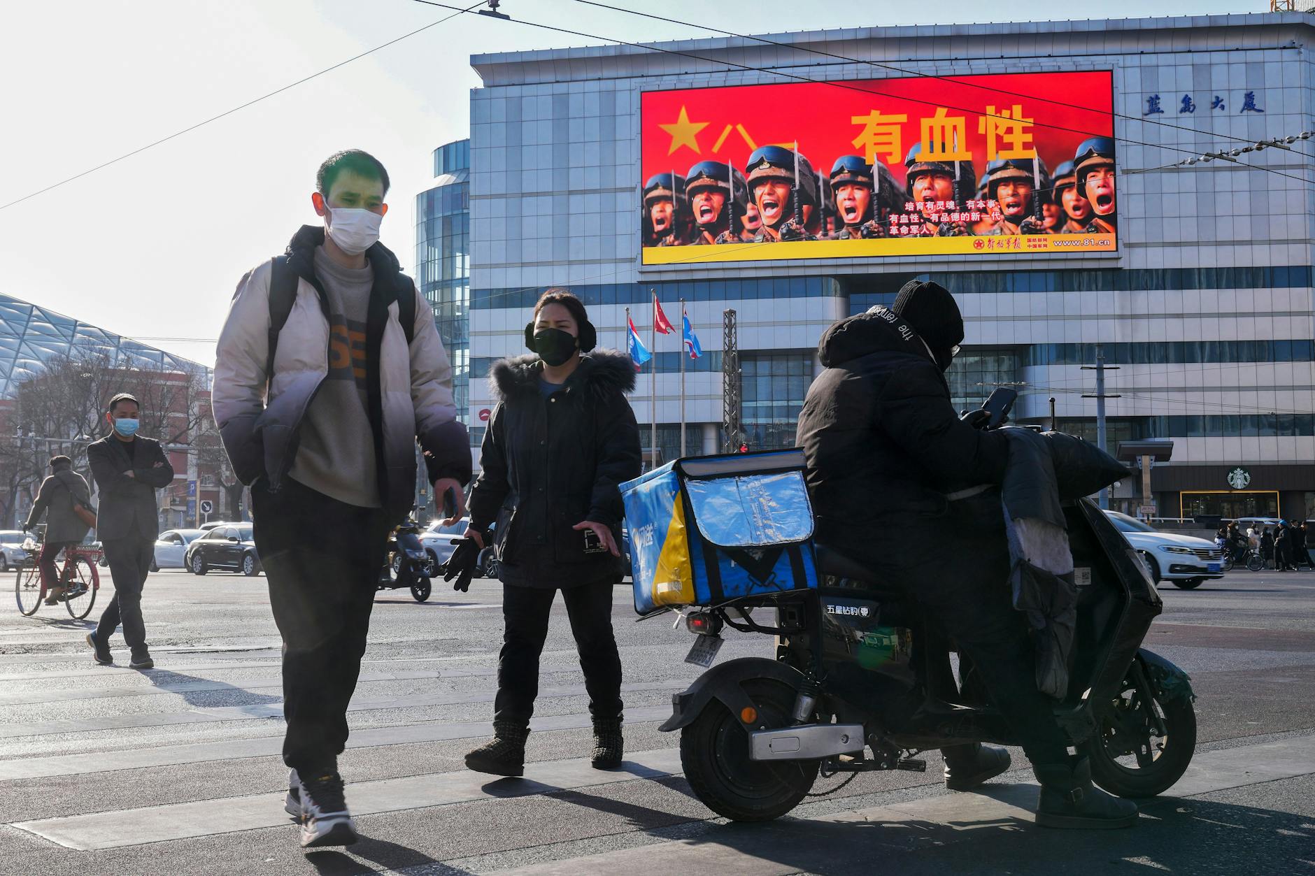 Ein großer Bildschirm wirbt für die Chinesische Volksbefreiungsarmee. Darauf steht das Wort „Blutig“.