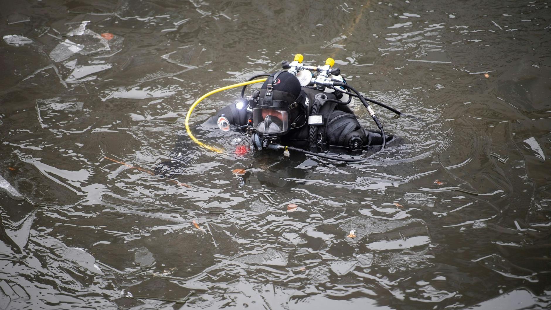 Kurz vor Weihnachten suchten Dresdener Polizeitaucher im Berliner Schifffahrtskanal nach Beweisstücken im Fall des spektakulären Juwelendiebstahls aus dem Grünen Gewölbe in Dresden.