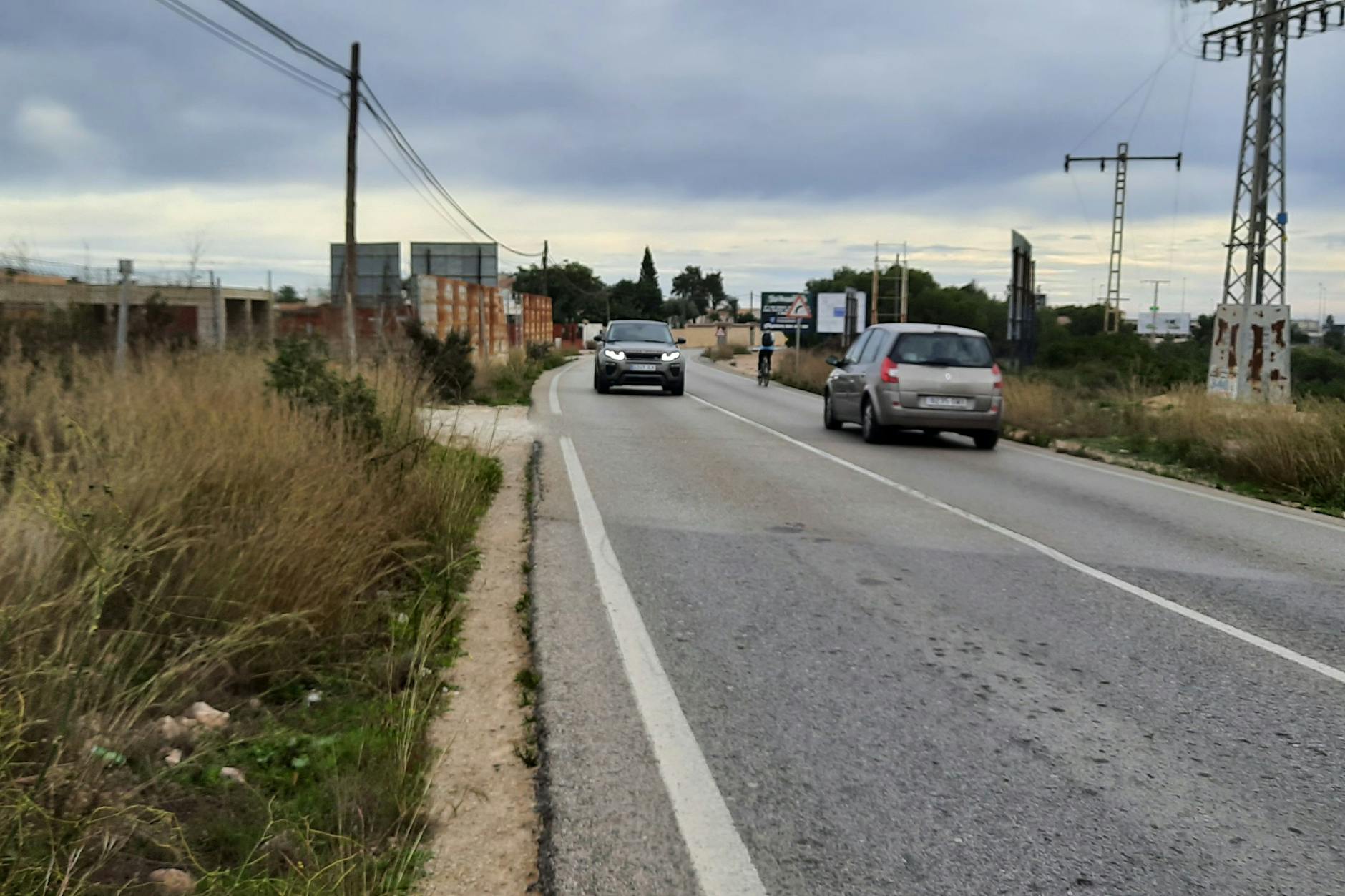 Einen Bürgersteig sucht man auf der Bergstraße mehrere Hundert Meter lang vergeblich.
