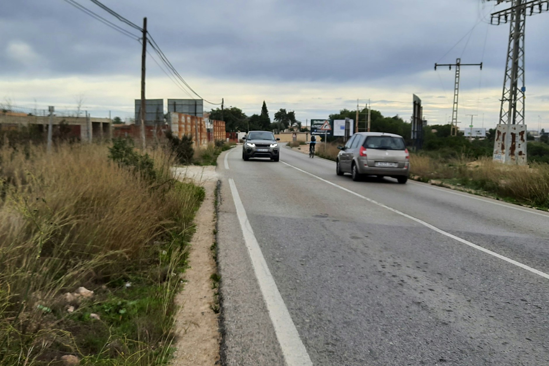 Einen Bürgersteig sucht man auf der Bergstraße mehrere Hundert Meter lang vergeblich.