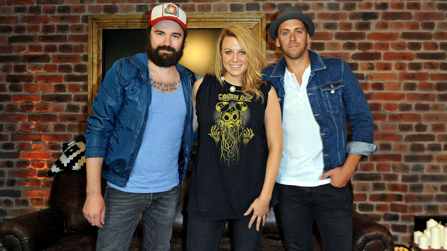 Die Lotto-Fee als Sängerin und Radio-Moderatorin Audrey Hannah – hier mit Gitarrist Sascha Eigner und Sänger Sven Lauer von der Band Jupiter Jones. (2014). 