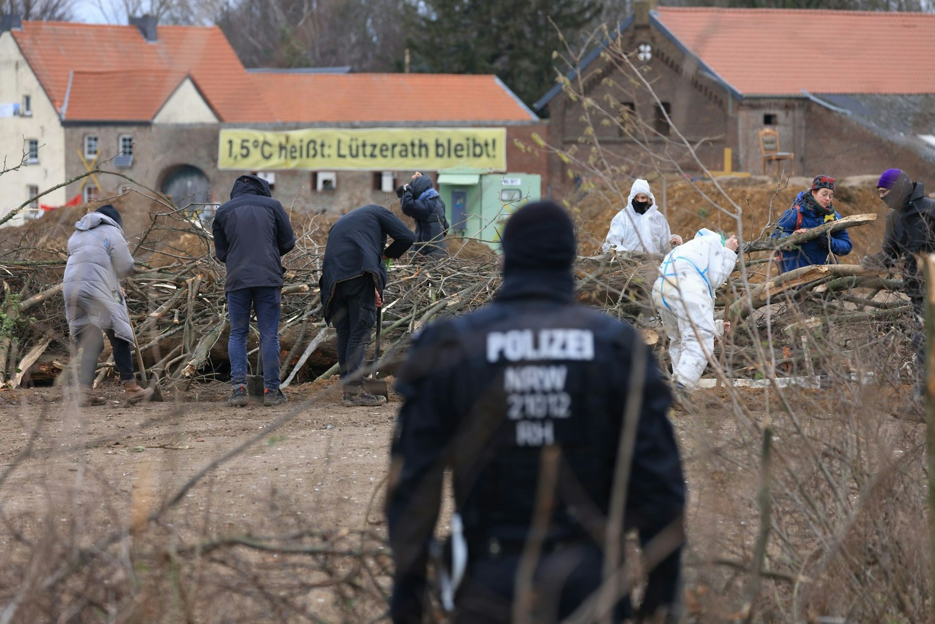 Klimaschutzaktivisten bauen Barrikaden auf. Das Dorf Lützerath soll zur Erweiterung des Braunkohletagebaus Garzweiler II abgebaggert werden.  