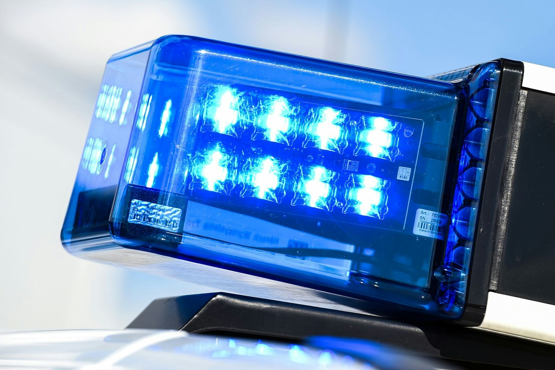 Ein Blaulicht auf dem Dach eines Einsatzfahrzeugs.