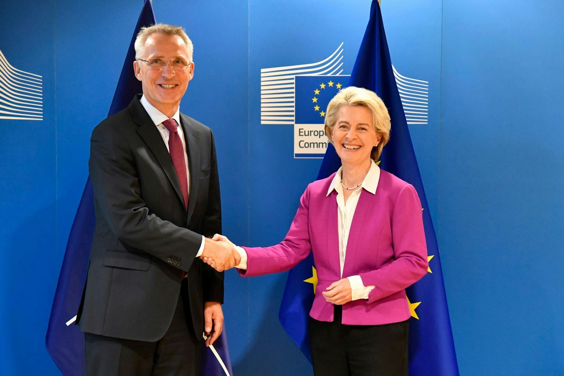 ARCHIV - Ursula von der Leyen, Präsidentin der Europäischen Kommission, und Nato-Generalsekretär Jens Stoltenberg vor einem Treffen im Brüsseler EU-Hauptquartier.