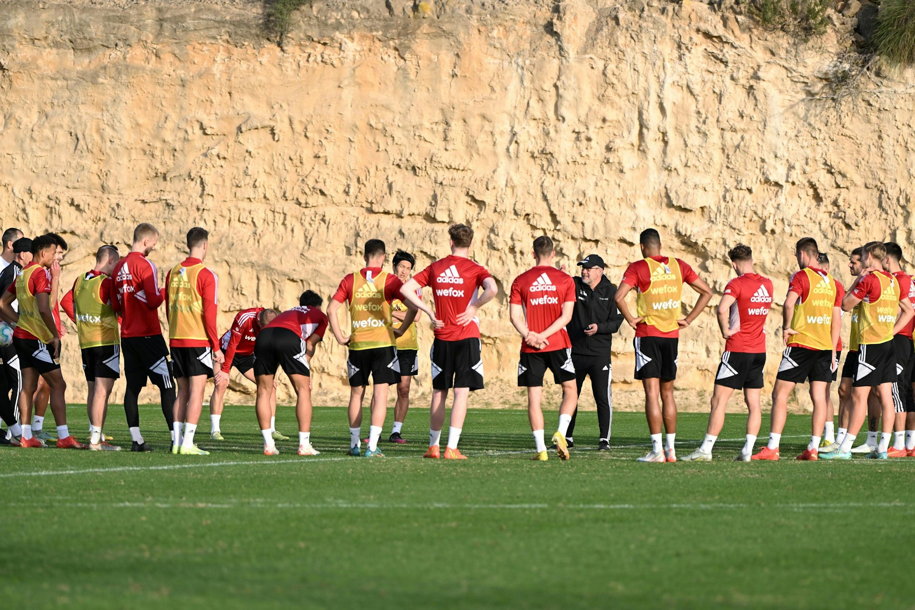 Urs Fischer holte die Mannschaft immer wieder im Kreis zusammen und gab ihnen Feedback sowie Anweisungen mit auf den Weg.
