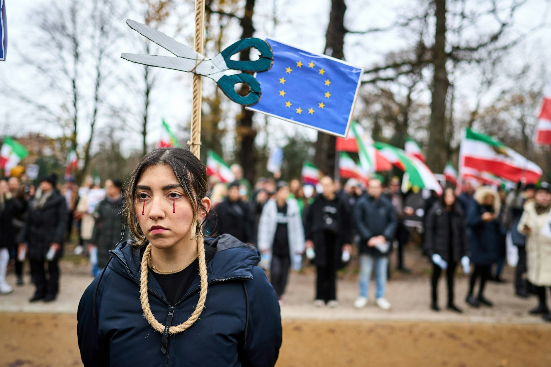 Demonstranten verlangen in Den Haag mehr Unterstützung der EU gegen das iranische Regime.