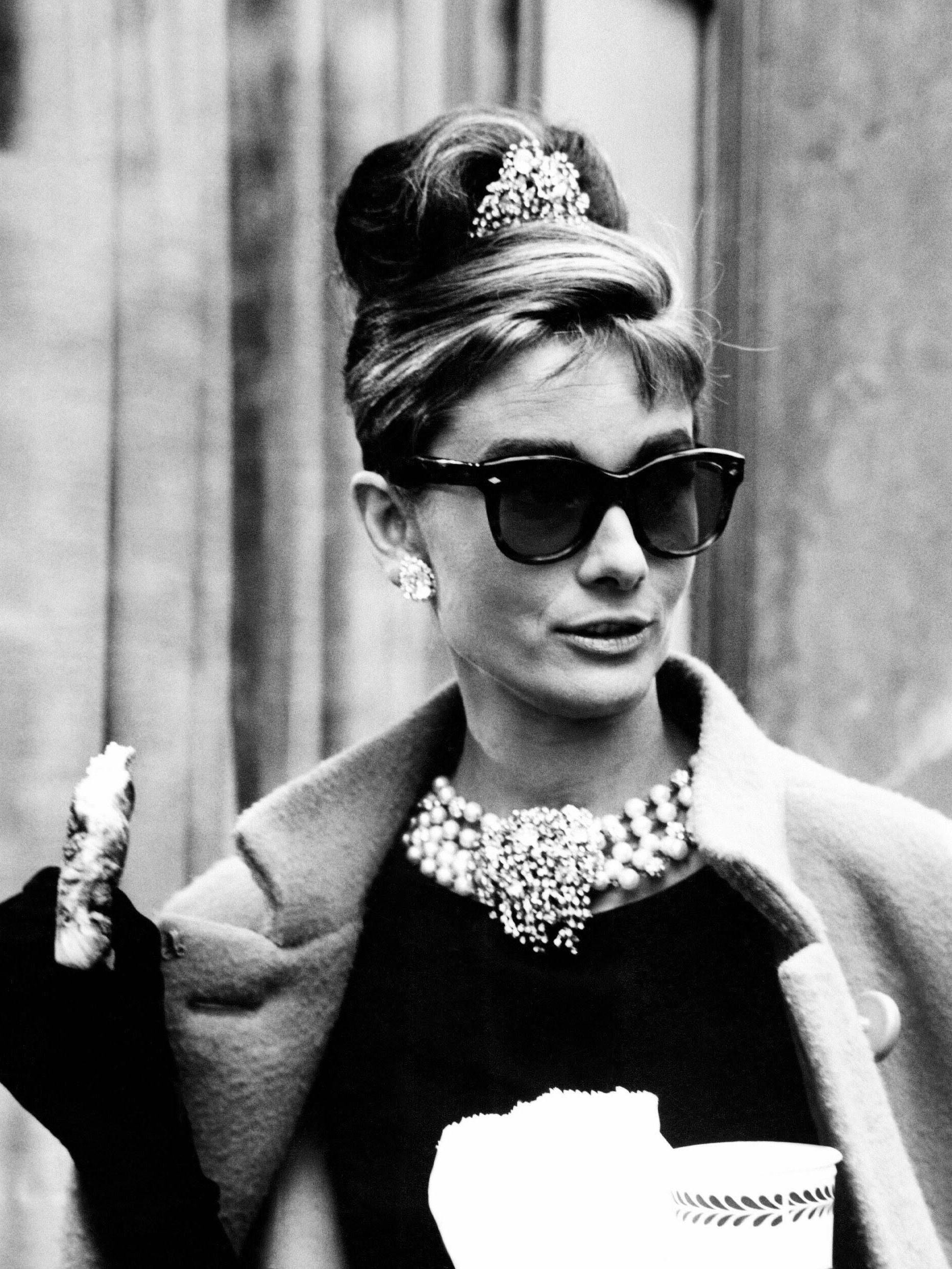 Audrey Hepburn isst Scones (britische Rosinenbrötchen) 1961 während einer Drehpause zu „Frühstück bei Tiffany“. Im Film selbst frühstückte sie dann in der Rolle der Holly Golightly ein Croissant. 