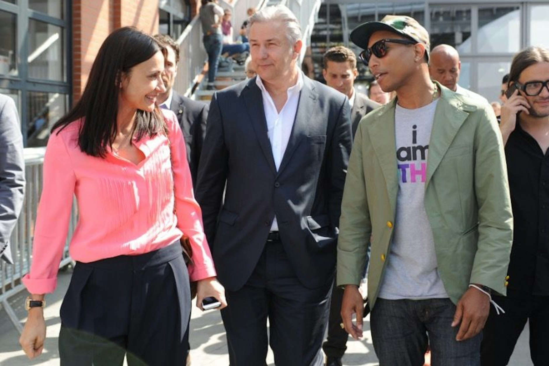 Zwischen Pailletten, Politikern und Promis: Anita Tillman, hier 2013 mit Klaus Wowereit und Prarrell Williams.