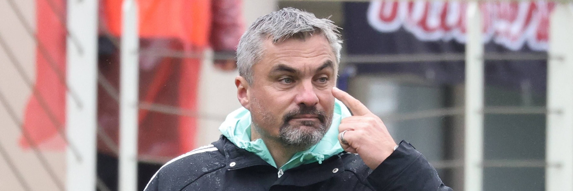 Thomas Reis zeig es an: Schalkes Trainer hat Hertha BSC im Kampf um den Klassenerhalt im Auge.&nbsp;