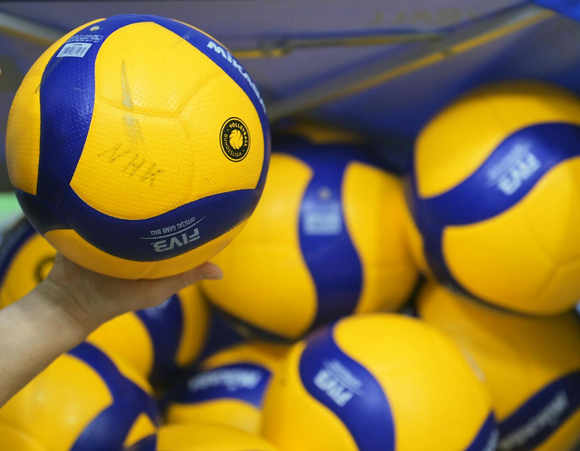 ARCHIV - Volleybälle liegen in einem Korb. a/Archivbild
