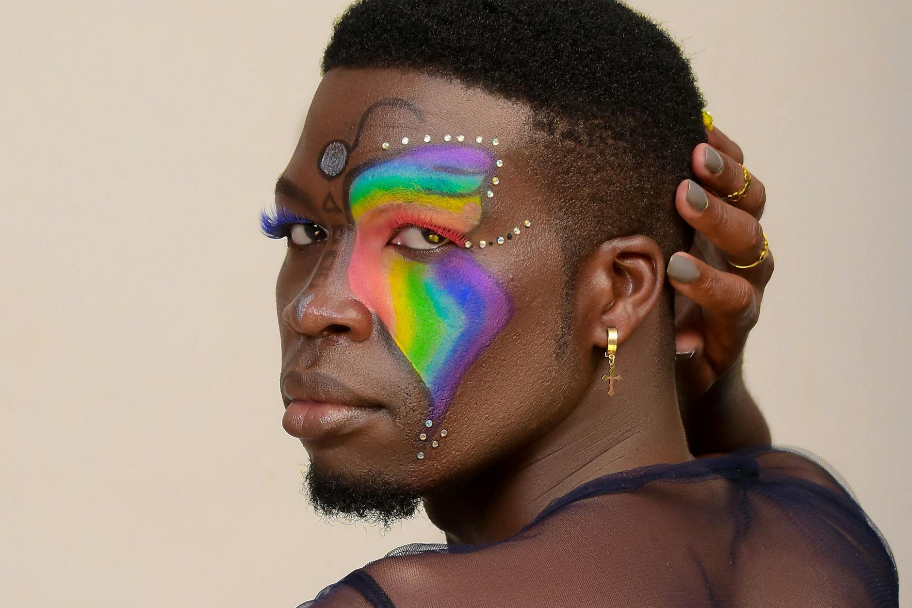 Edwin Kiprotich Kipruto, auch bekannt als Edwin Chiloba, posiert im Juni 2022 für ein Porträt in einem Studio in Eldoret.