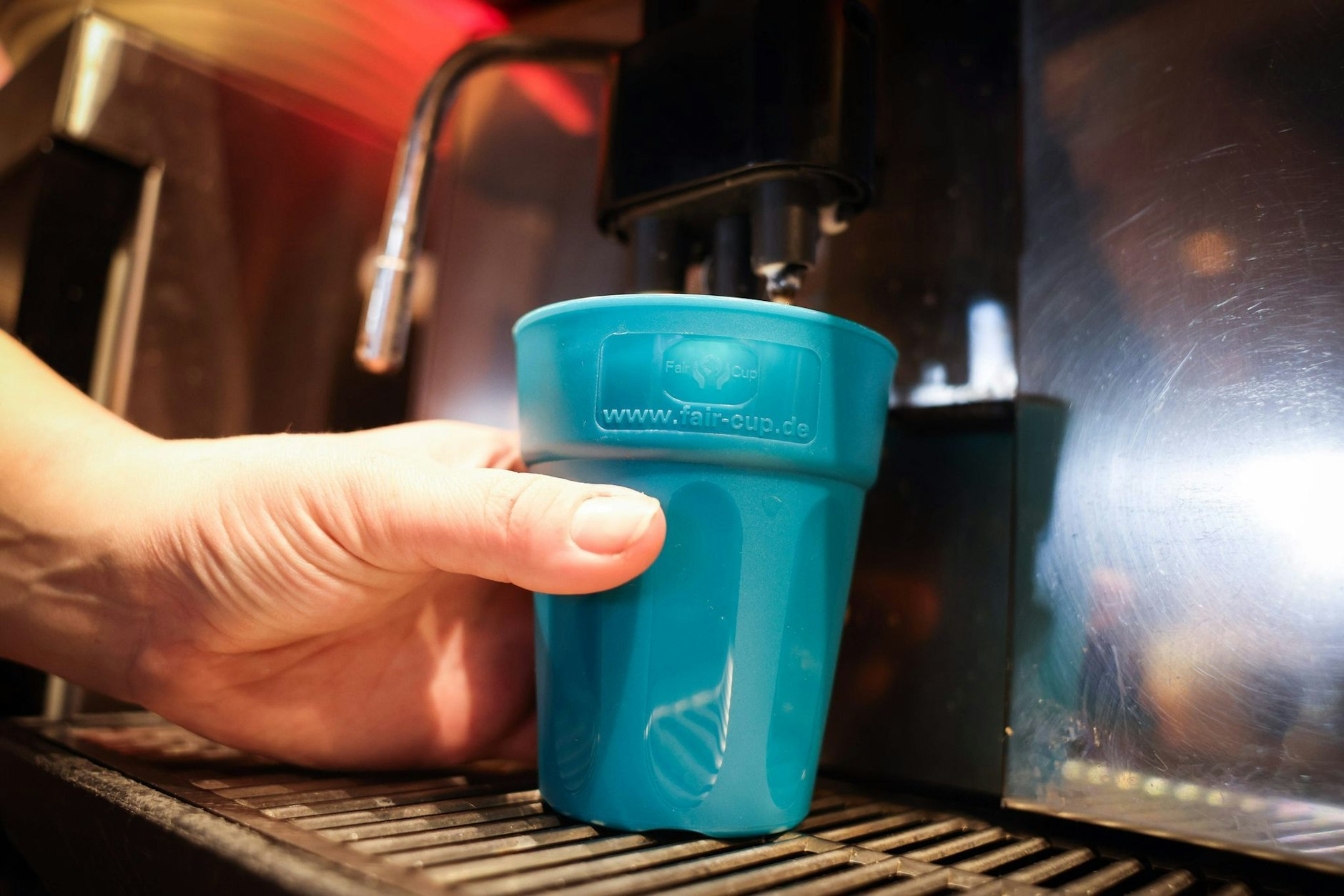 ARCHIV - Ein wiederverwendbarer Getränkebecher wird mit Kaffee befüllt.  ld