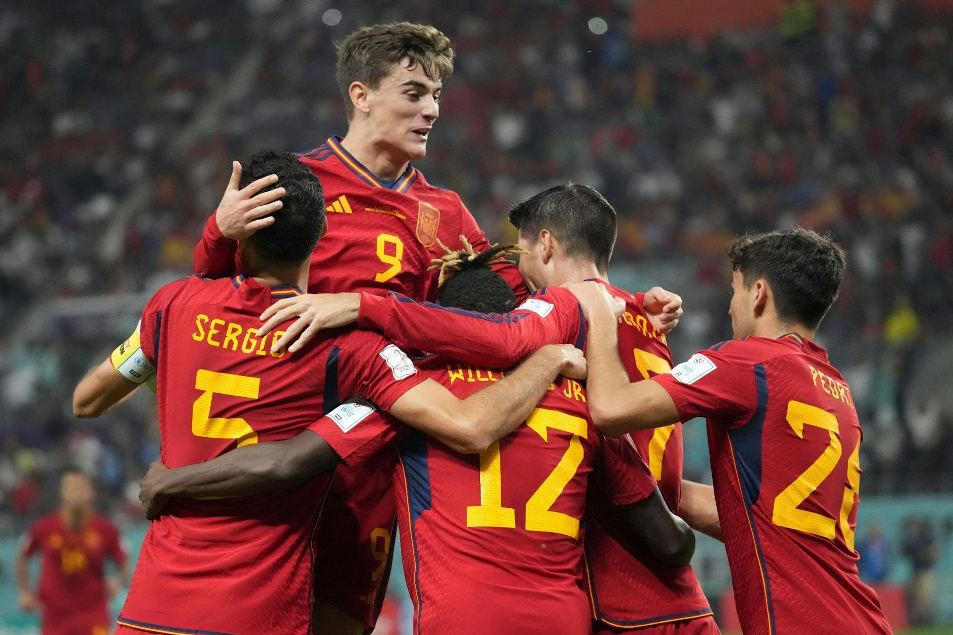 Spaniens Fußballer können sich dank des DFB-Teams über den Einzug ins Achtelfinale freuen.
