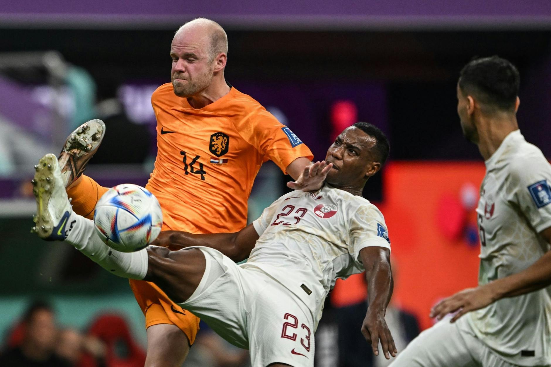 Davy Klaassen (l) und Assim Madibo im Zweikampf.