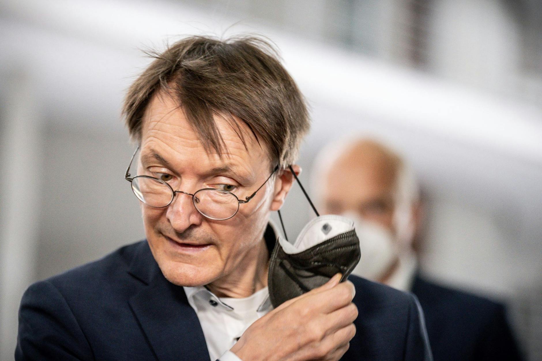 Das Tragen von Masken in Bus und Bahn ist weiterhin „sinnvoll und notwendig“, sagt der Bundesgesundheitsminister. 