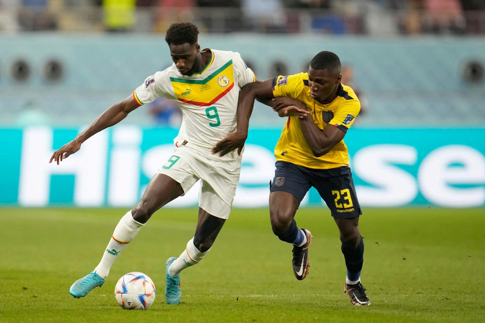 Senegals Boulaye Dia (l) und Ecuadors Moises Caicedo kämpfen im Zweikampf um den Ball.