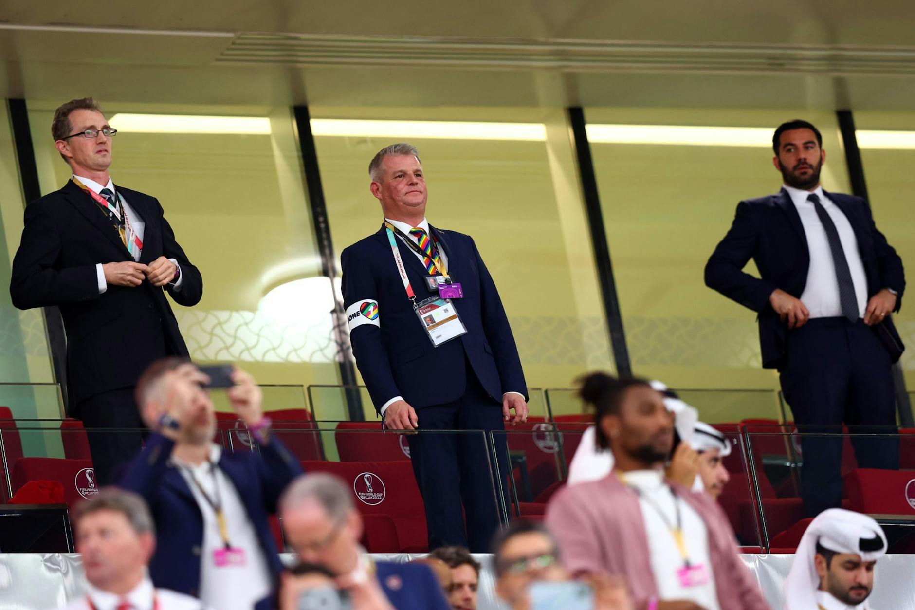 Großbritanniens Sportminister Stuart Andrew (M) trägt die "One Love"-Armbinde.
