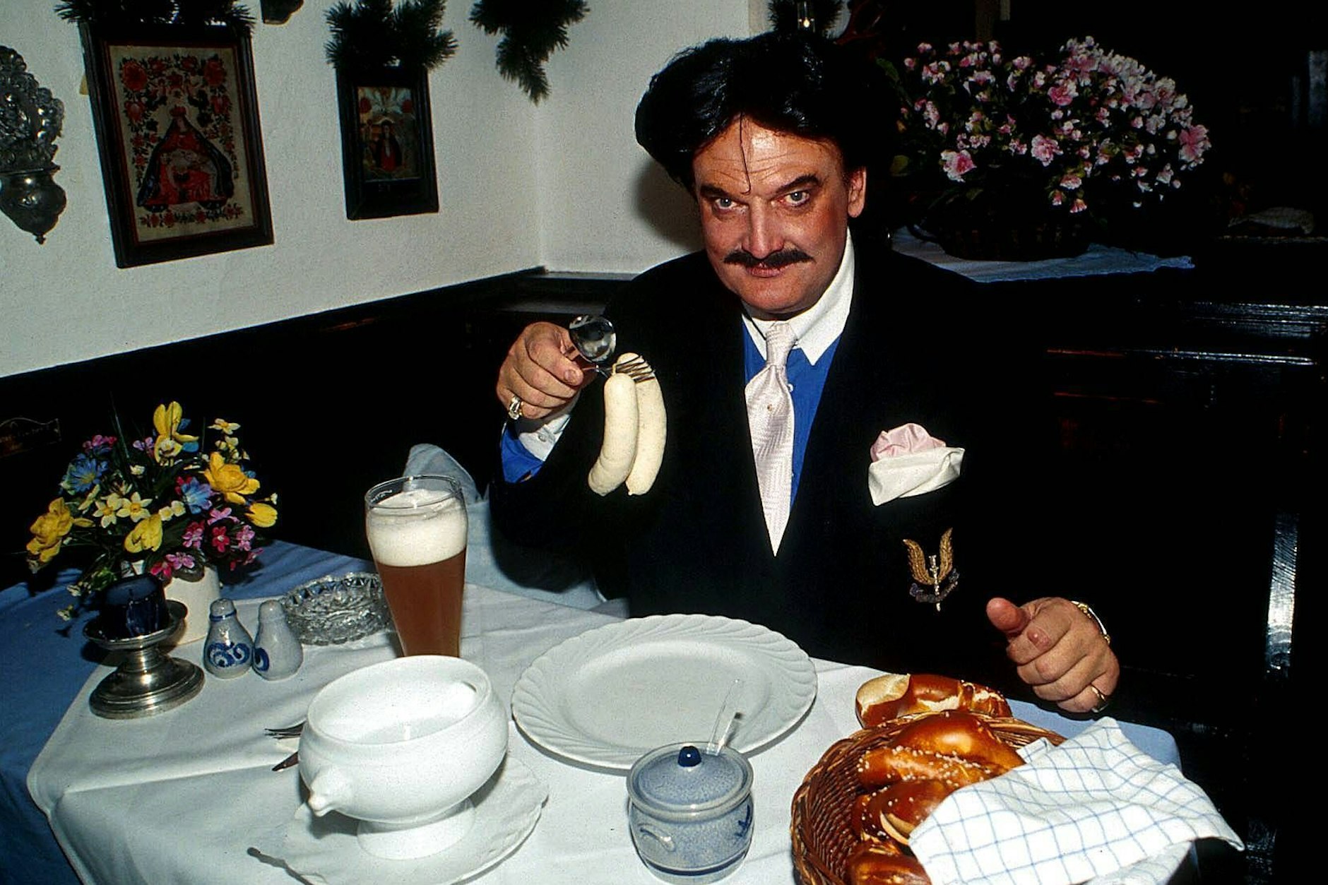 Zu Tisch, bitte: Der Münchener Modemacher Rudolph Moshammer liebte Weißwürste und machte Werbung für McDonald’s.&nbsp;