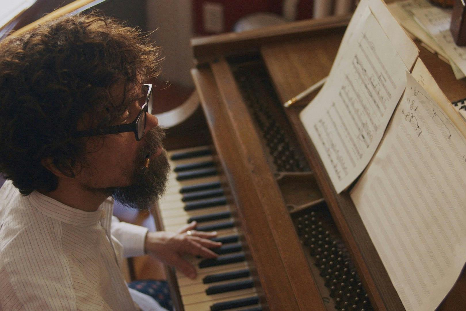 Peter Dinklage in „She Came to Me“. Die Film-Komödie von Rebecca Miller eröffnet die diesjährige Berlinale.