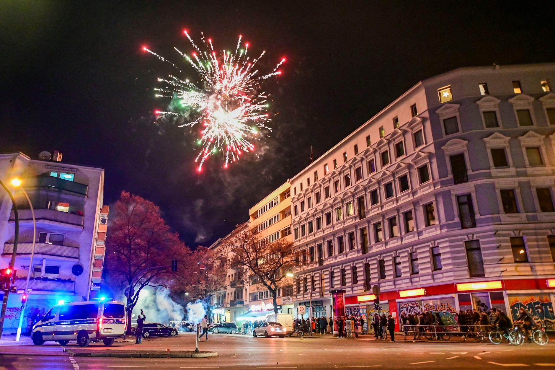Silvester-Knallerei in Berlin-Neukölln 2022/23 an der Ecke Sonnenallee/Reuterstraße.