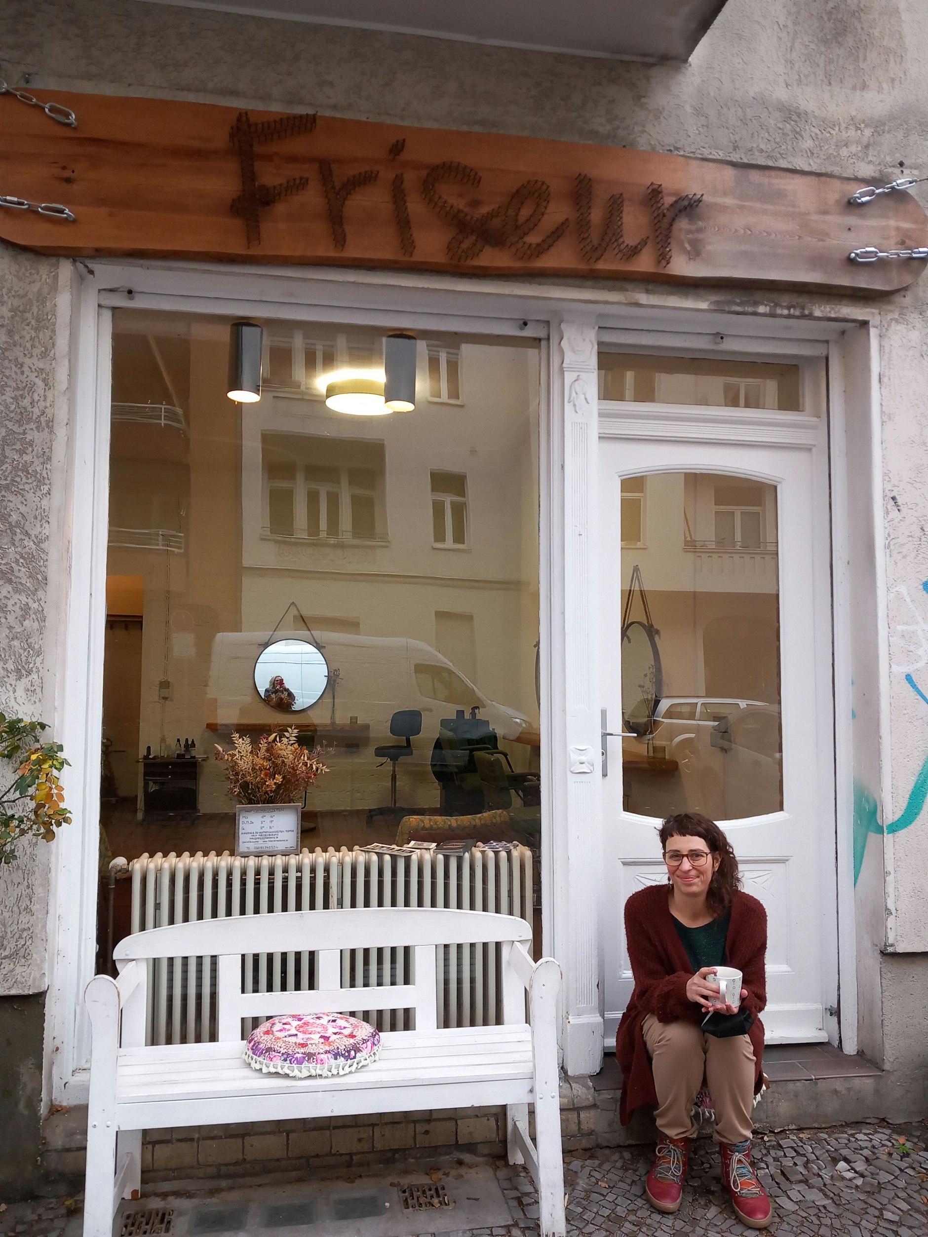 Friseurmeisterin Josephine Roth in Berlin-Wedding.