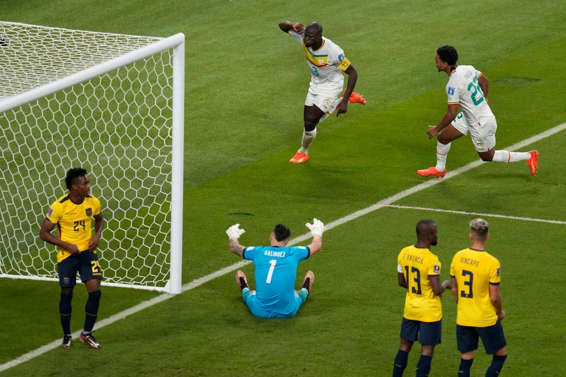 Doch der Senegal schlug zurück: Kalidou Koulibaly (M) erzielt das Tor für die erneute Führung.