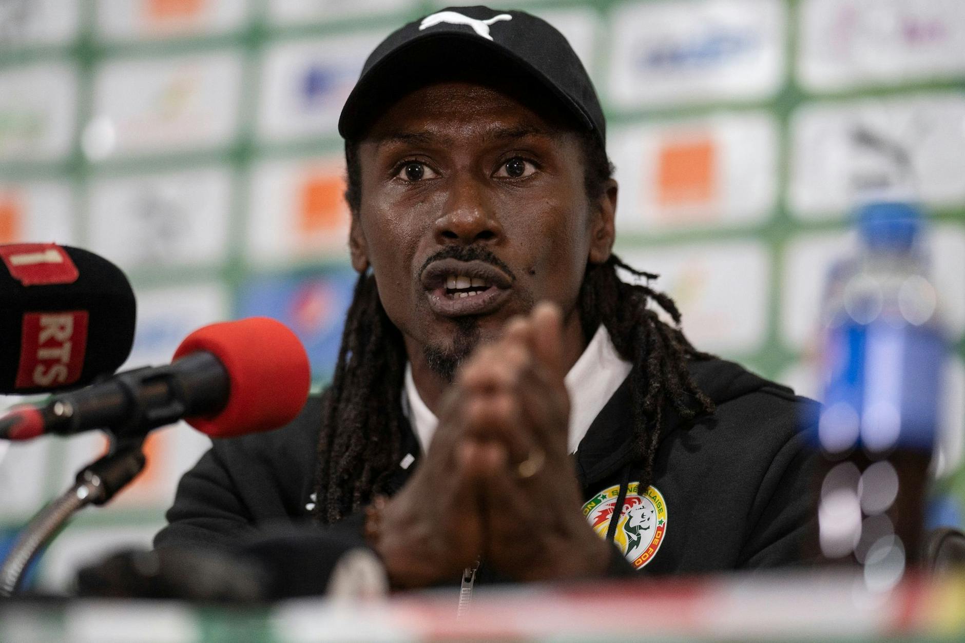 ARCHIV - War allein zur Pressekonferenz gekommen: Aliou Cisse, Nationaltrainer der senegalesischen Fußballmannschaft.