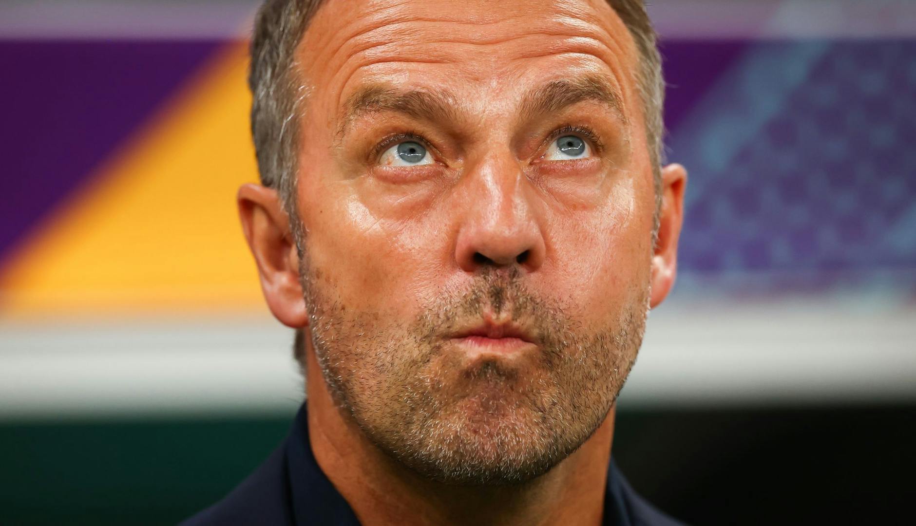 ARCHIV - Bundestrainer Hansi Flick vor dem Anpfiff zum WM-Spiel gegen Costa Rica.
