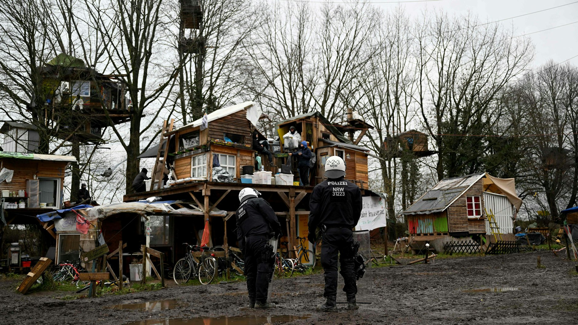 Polizisten müssen 25 Baumhäuser räumen, die die Umweltaktivisten gebaut haben.