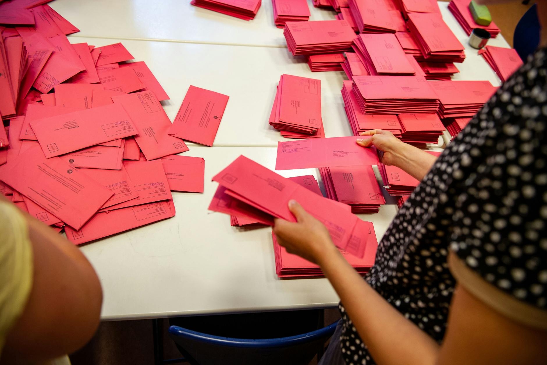 Der private Haushalt muss bei postalischer Beantragung der Briefwahl selbst in die Tasche greifen.
