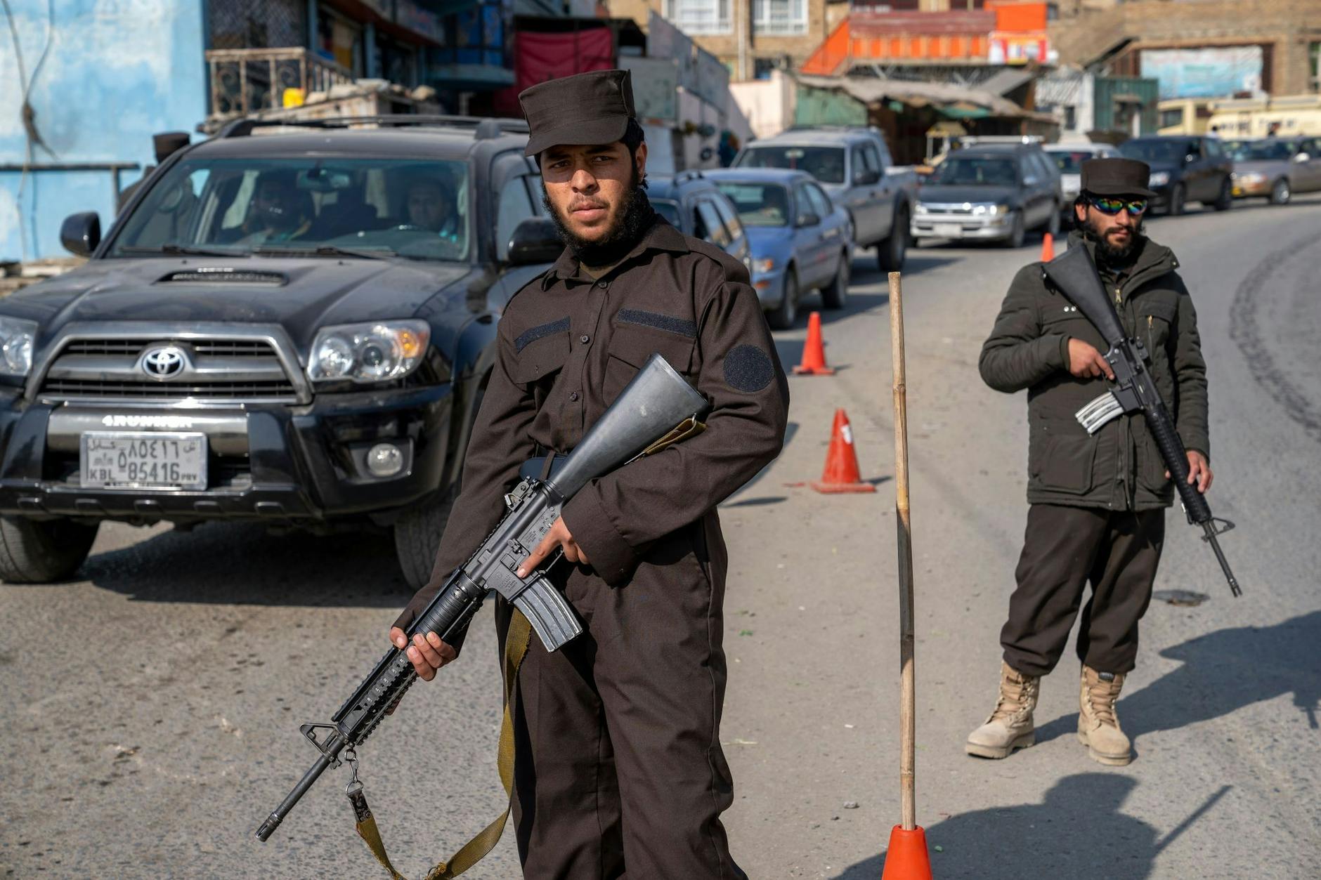 Schwer bewaffnete Taliban-Kämpfer in Kabul (Archivbild)