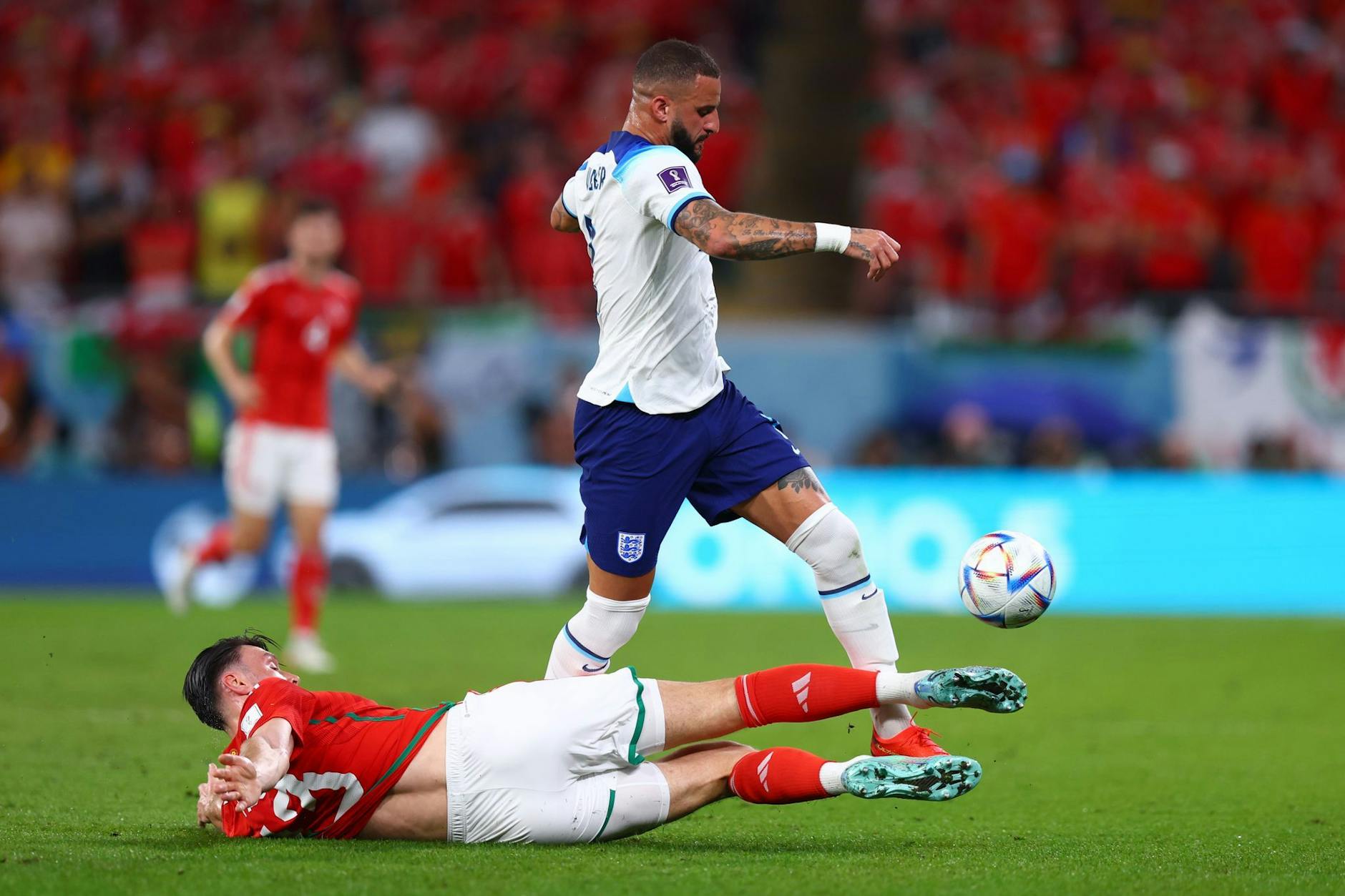 Wales brauchte einen Sieg und zeigte Einsatz: hier Kieffer Moore (u) im Duell mit Kyle Walker.