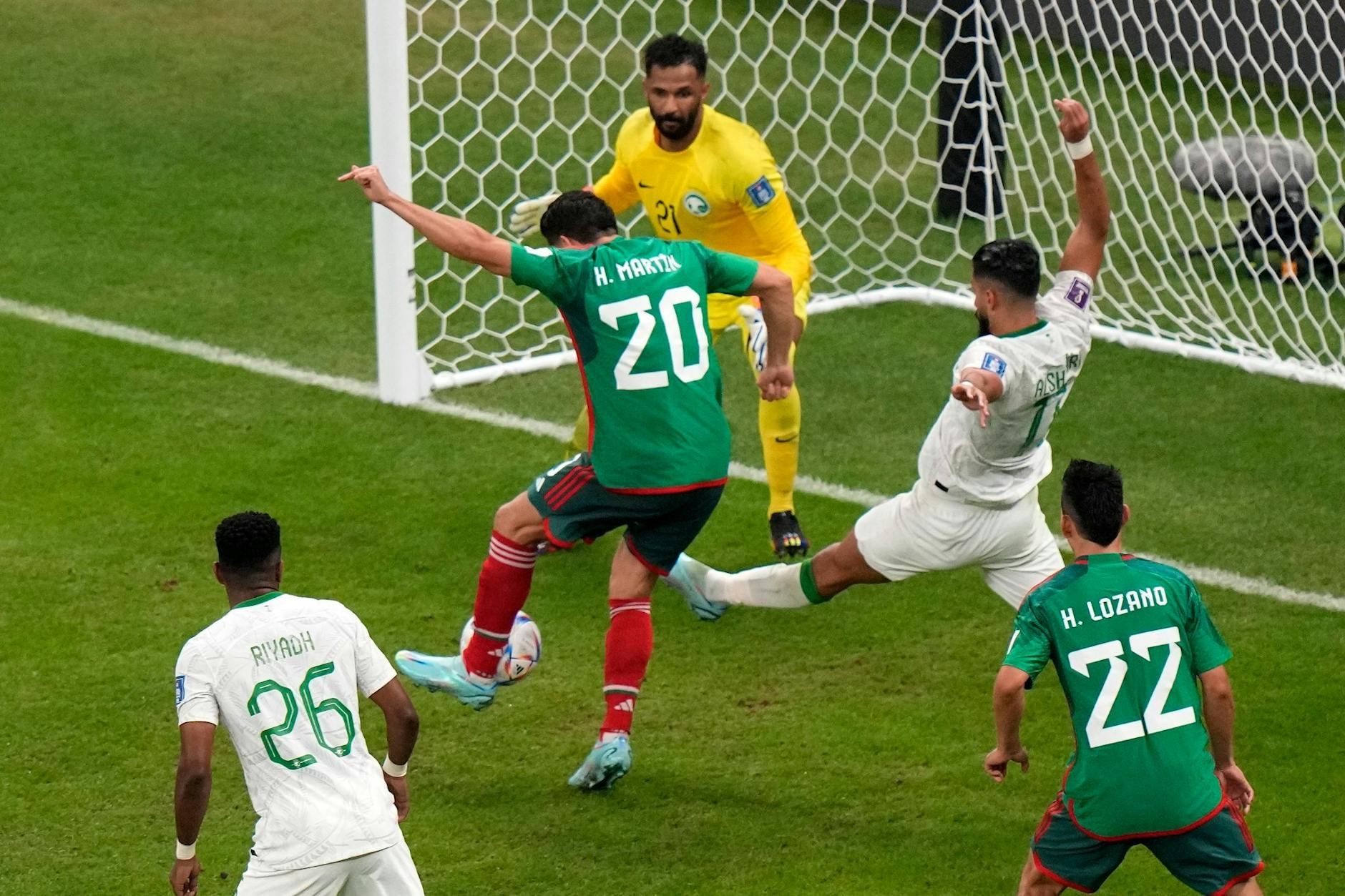 Mexikos Henry Martin erzielt das Tor zum 1-0.