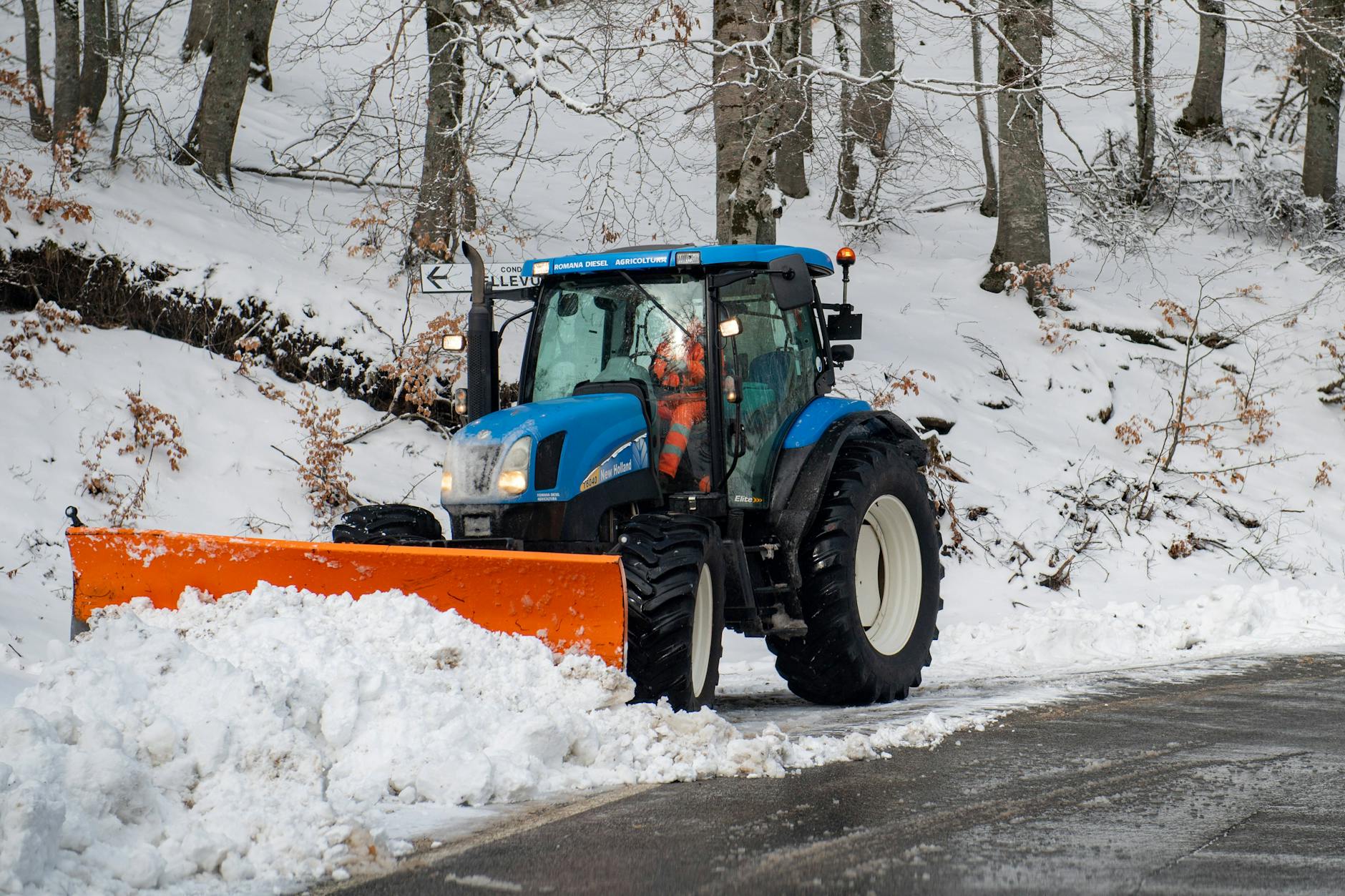 Ein Traktor räumt eine schneebedeckte Straße frei. In den Mittelgebirgen erwartet Wetterexperte Jung eine Schneebombe.