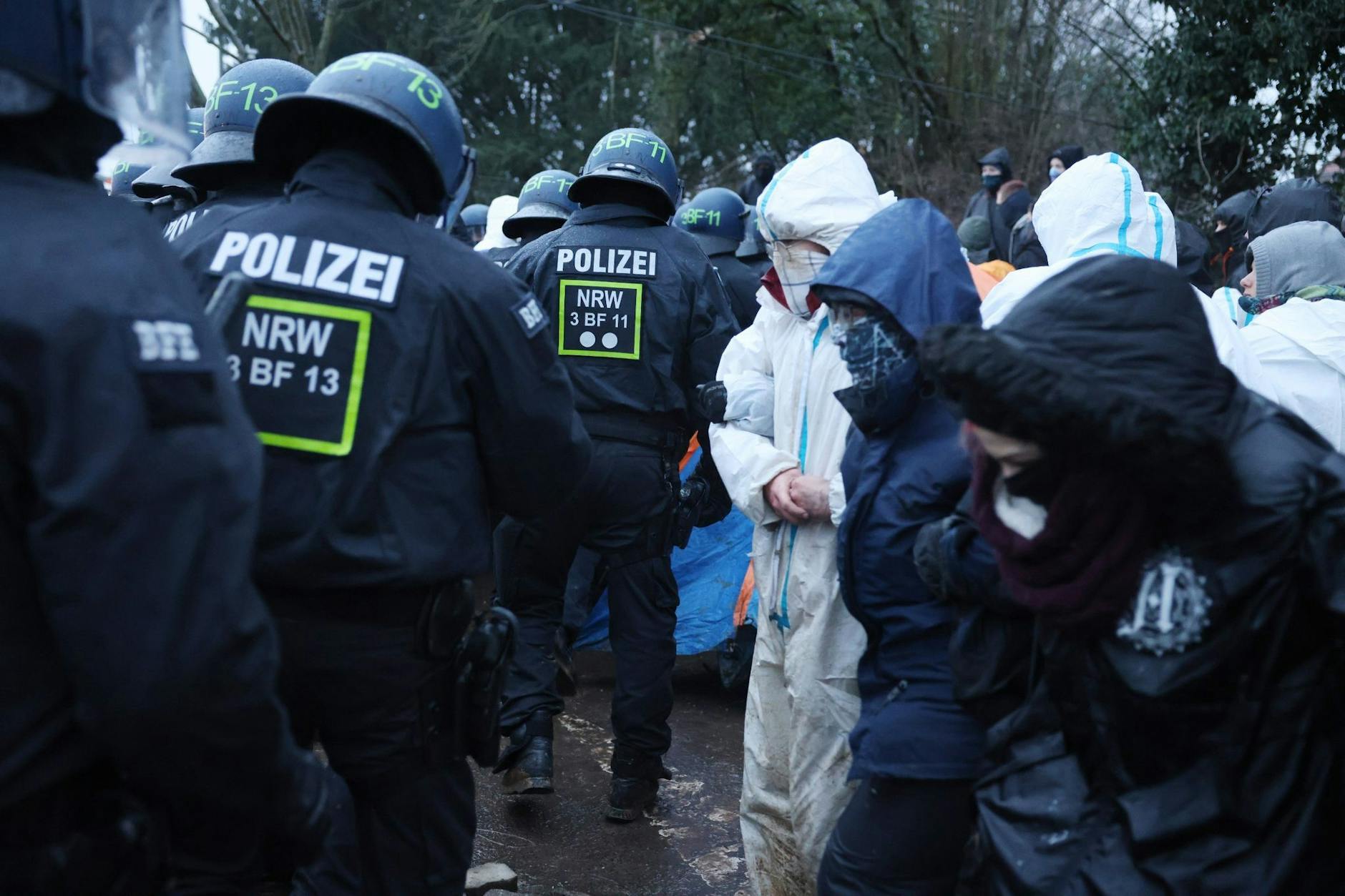 Der Energiekonzern RWE will die unter Lützerath liegende Kohle abbaggern – dafür soll der Weiler auf dem Gebiet der Stadt Erkelenz abgerissen werden. 