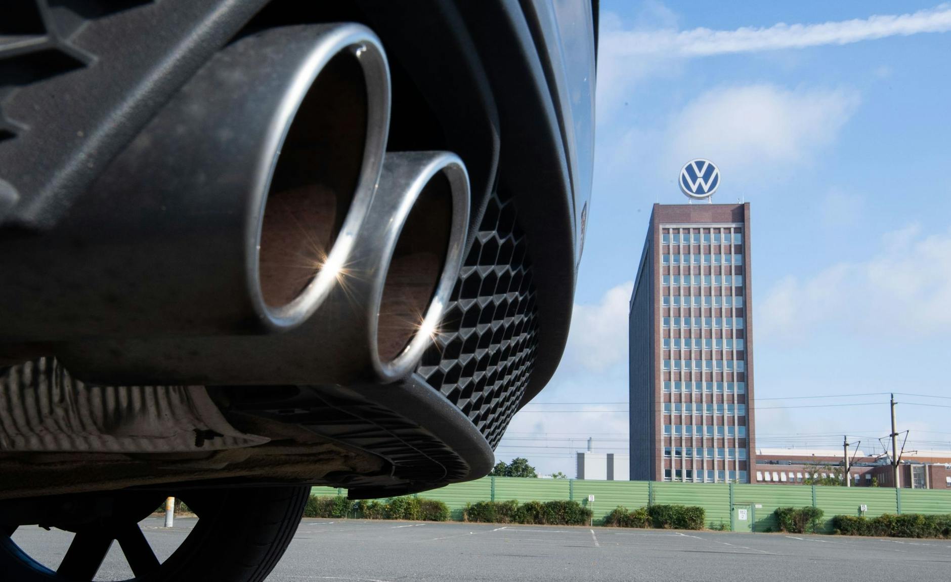 ARCHIV - Nach einer vorläufigen rechtlichen Einschätzung ist die Klima-Klage gegen VW zwar zulässig, hat aber wenig Chancen auf Erfolg.