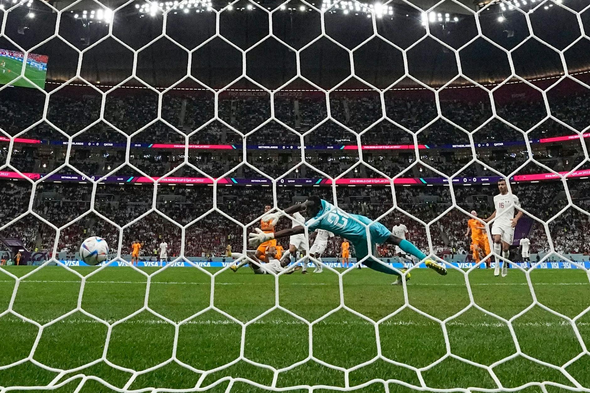 Meshaal Barsham (M) streckt sich vergeblich und kann den Einschlag zum 1:0 für die Niederlande nicht mehr verhindern.