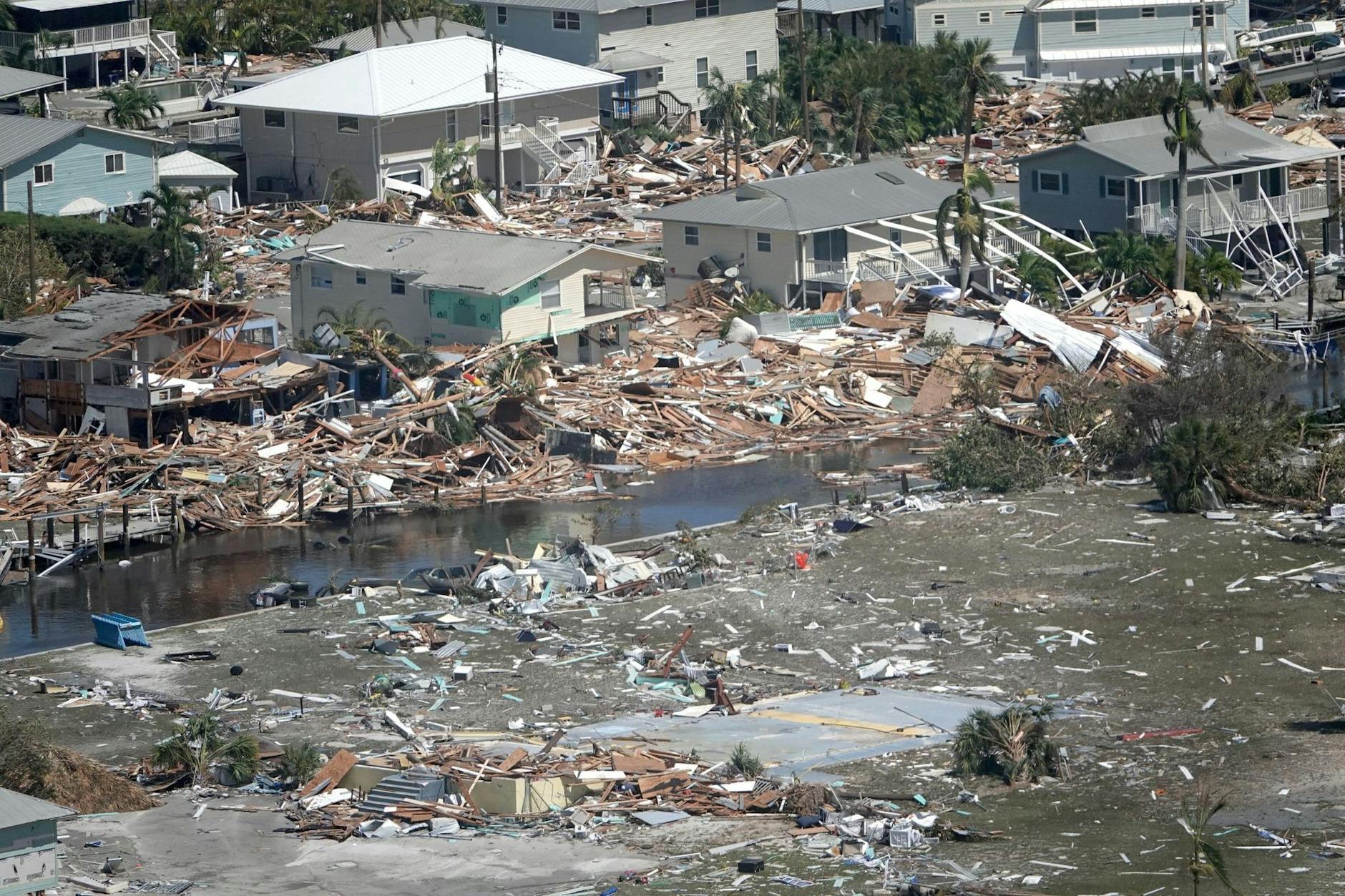 ARCHIV - Die Luftaufnahme zeigt schwere Schäden nach dem Hurrikan Ian in Fort Myers in Florida. UMA Press Wire/dpa