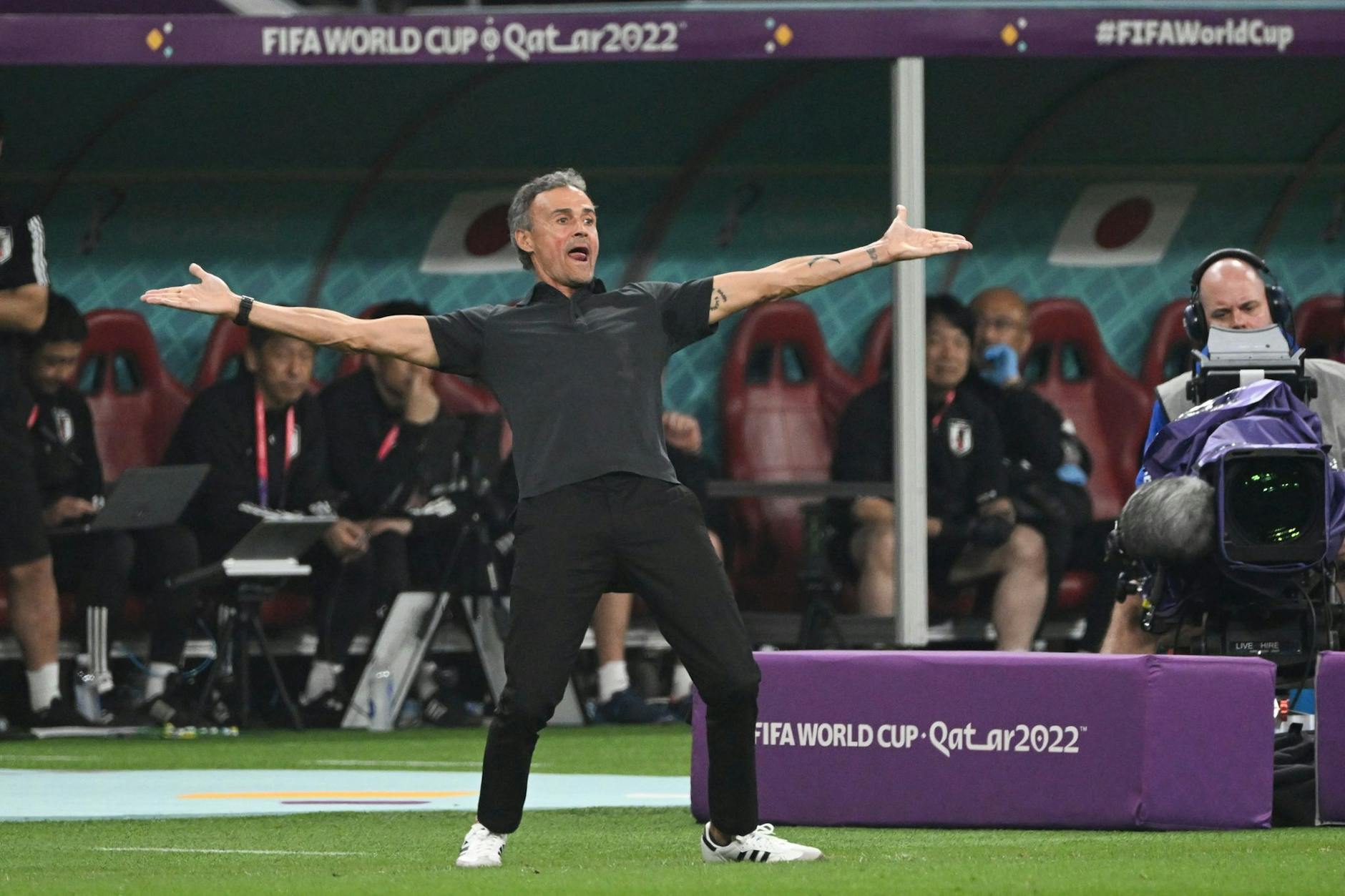 Spaniens Trainer Luis Enrique regt sich über die Leistung seiner Spieler im Spiel gegen Japan auf.