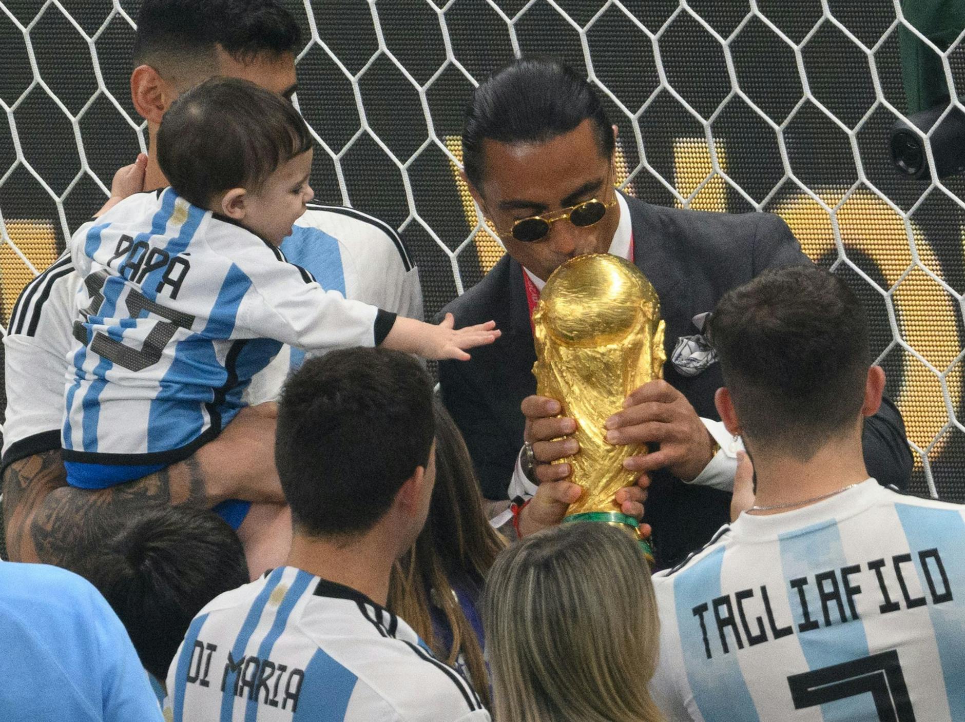 Nusret Gökçe, alias Salt Bae, küsst den WM-Pokal - dabei hätte er nicht auf dem Feld sein dürfen.