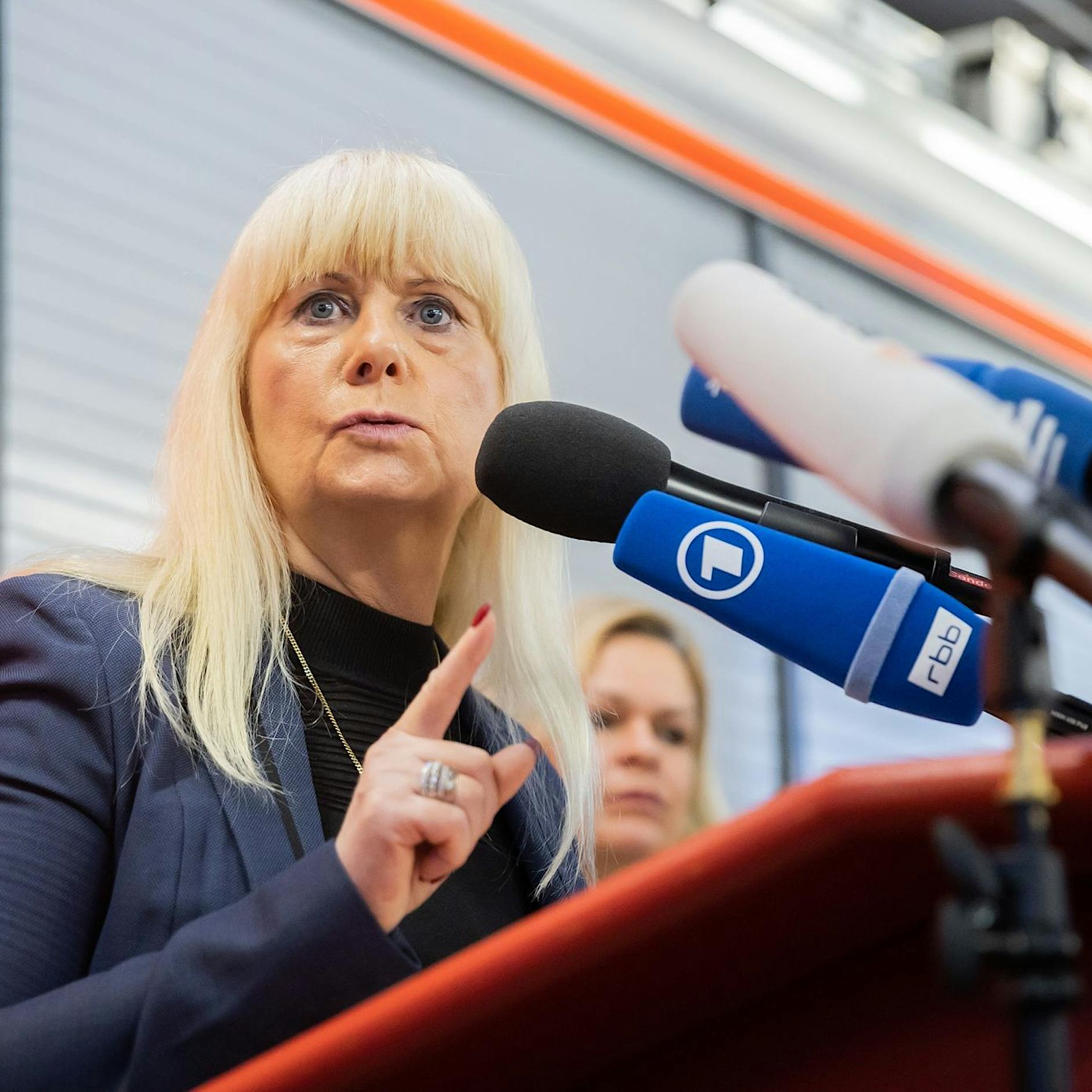 Spranger: 125 Angriffe auf Polizei und Feuerwehr registriert