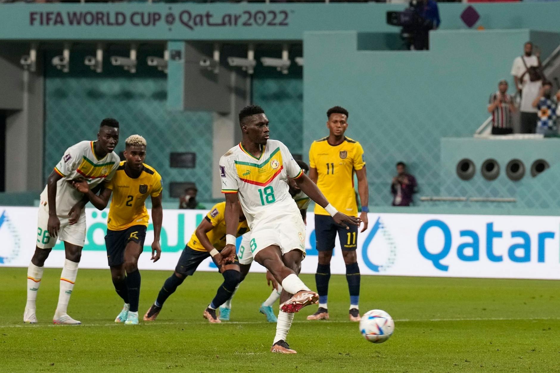 Ismaila Sarr trifft per Strafstoß zur 1:0-Führung des Senegals gegen Ecuador.