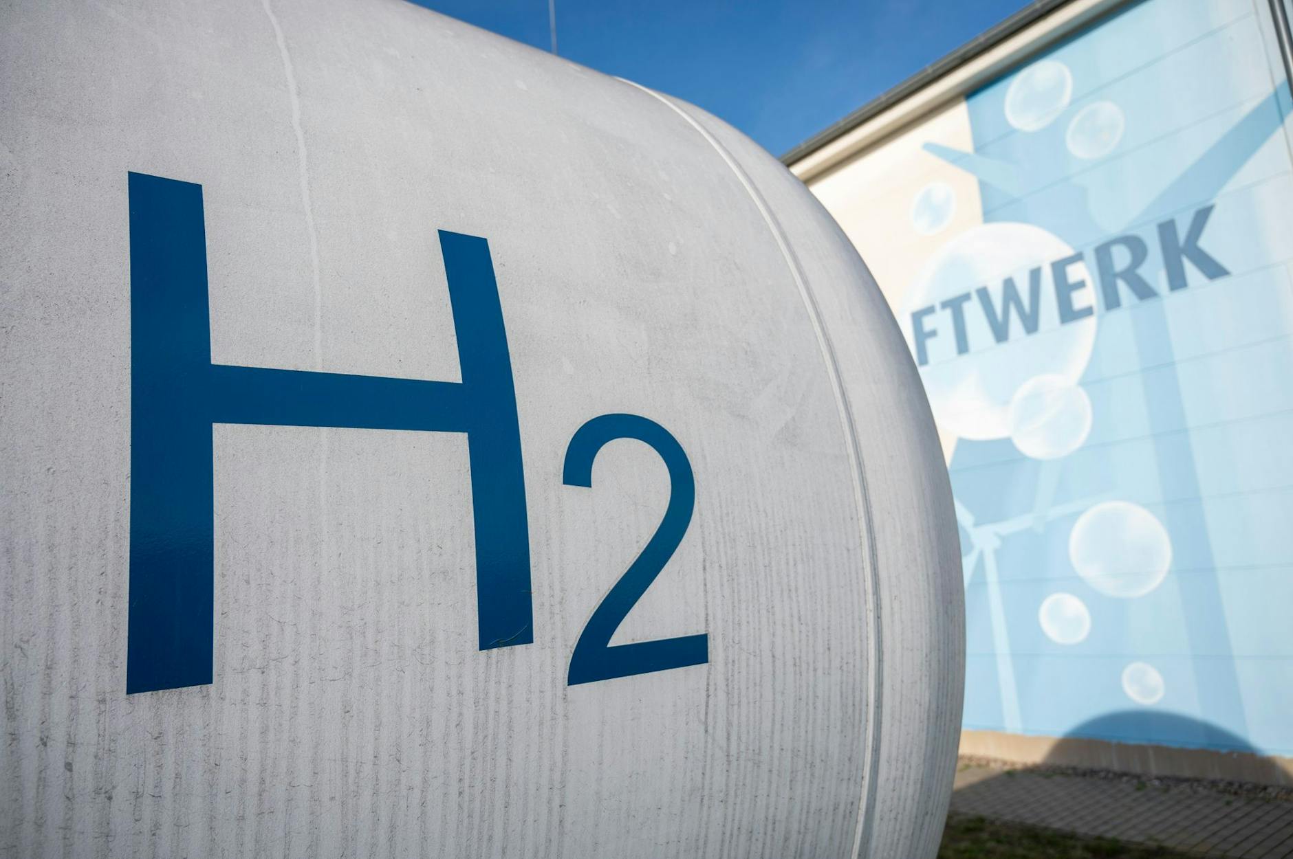 ARCHIV - Ein Wasserstoffbehälter auf dem Gelände des Energieunternehmens Enertrag in Brandenburg.