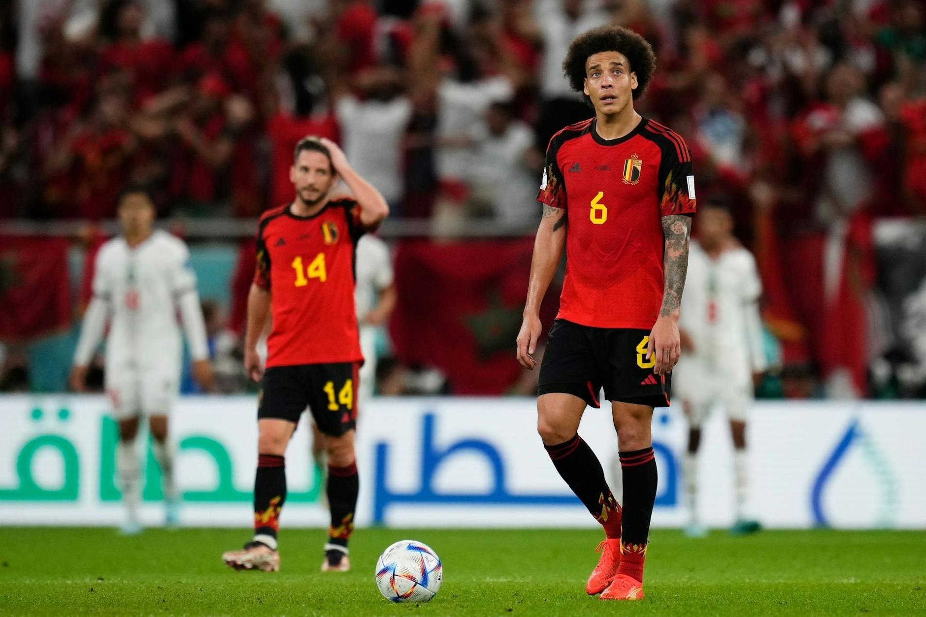 Axel Witsel (r) und Dries Mertens die Köpfe hängen: Belgien verliert das Spiel gegen Marokko.