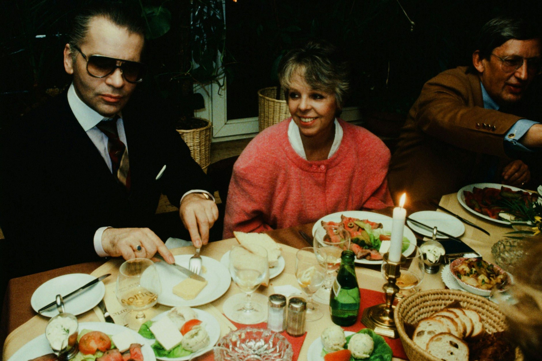 War zu Anfang auch schon talentiert, aber noch lange kein Asket. Dutzende Diäten später gab es nur noch Cola Light und frisches Obst für Karl Lagerfeld (l.).