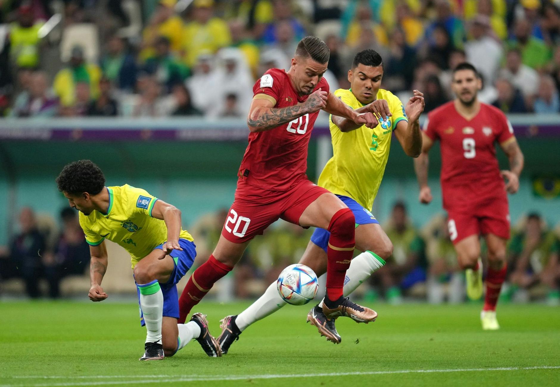 ARCHIV - Serbiens Sergej Milinkovic-Savic (M) setzt sich im Zweikampf gegen Brasiliens Marquinhos (l) durch.